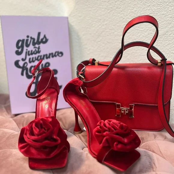 Red High-Heeled Shoes with Dramatic Bow Detail - Picture 3 of 3